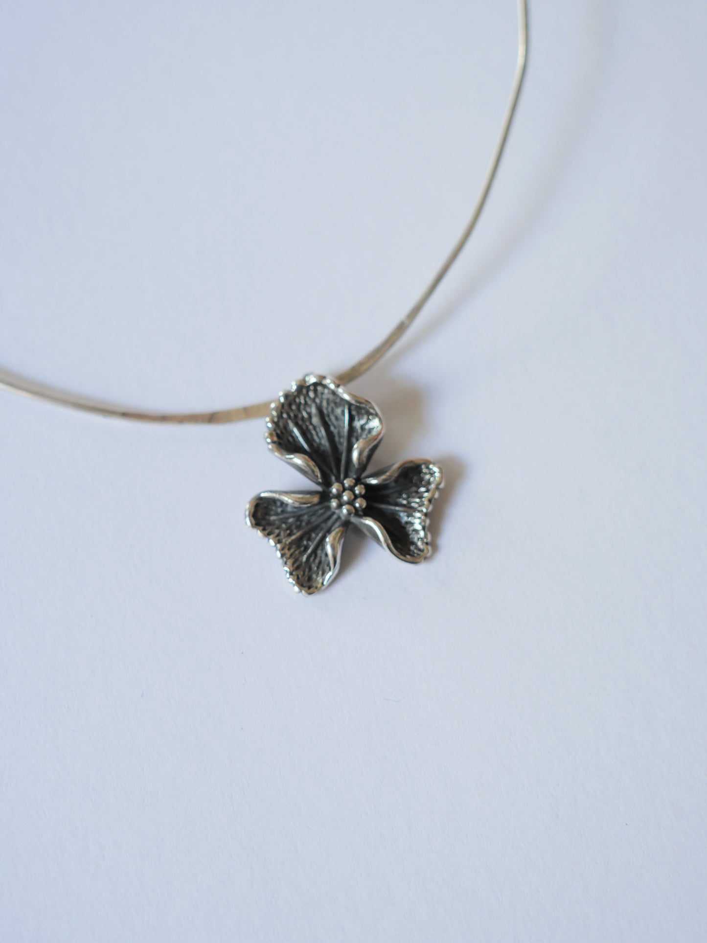 Collar lirio
